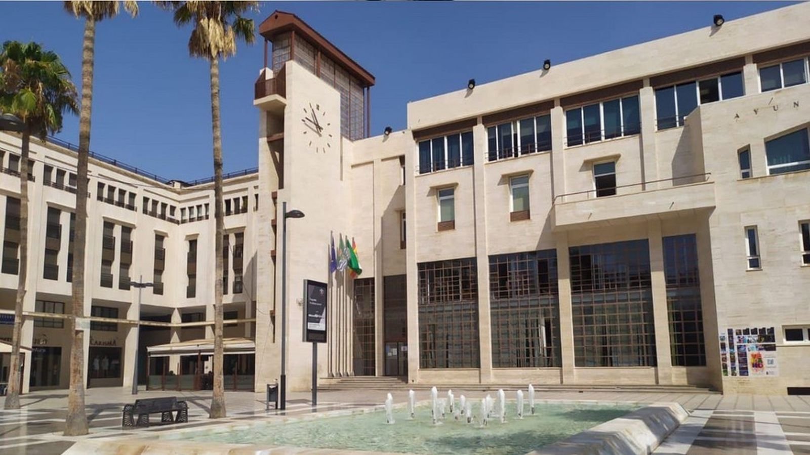 Fachada del Ayuntamiento de El Ejido en la Plaza Mayor